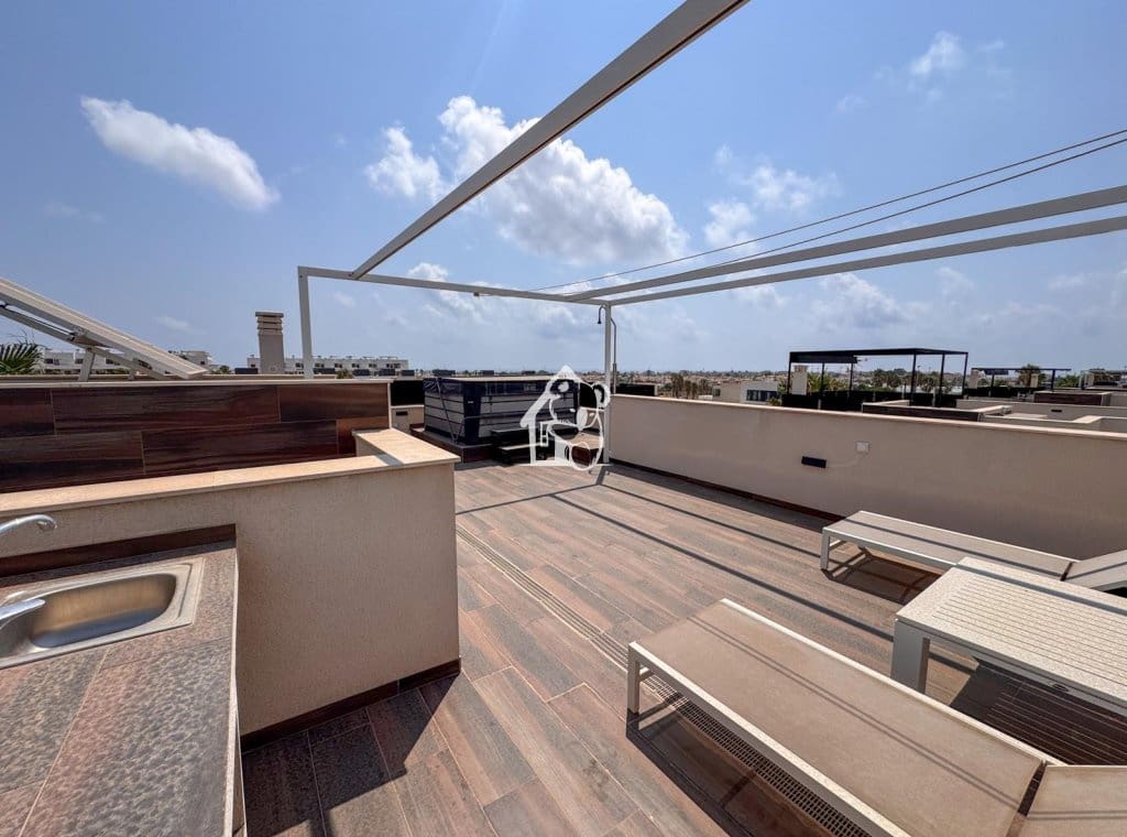 4 slaapkamer Villa te huur in Orihuela Costa met zwembad - € 3.000 (Ref: 9981701)