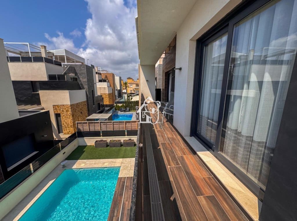 4 slaapkamer Villa te huur in Orihuela Costa met zwembad - € 3.000 (Ref: 9981701)