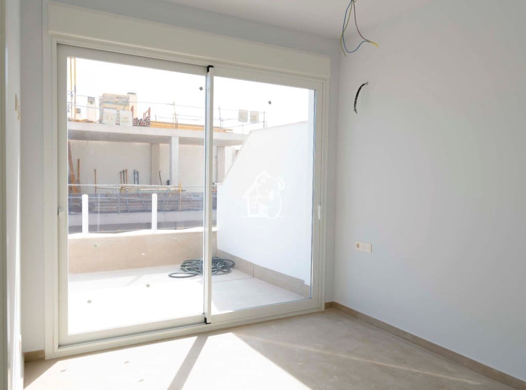 Ático de 2 habitaciones en Torrevieja en venta con piscina - 459.000 € (Ref: 9981702)