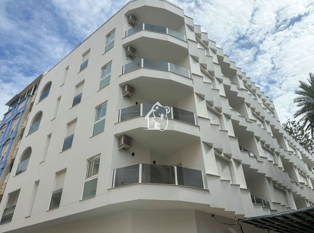 Ático de 2 habitaciones en Torrevieja en venta con piscina - 459.000 € (Ref: 9981702)