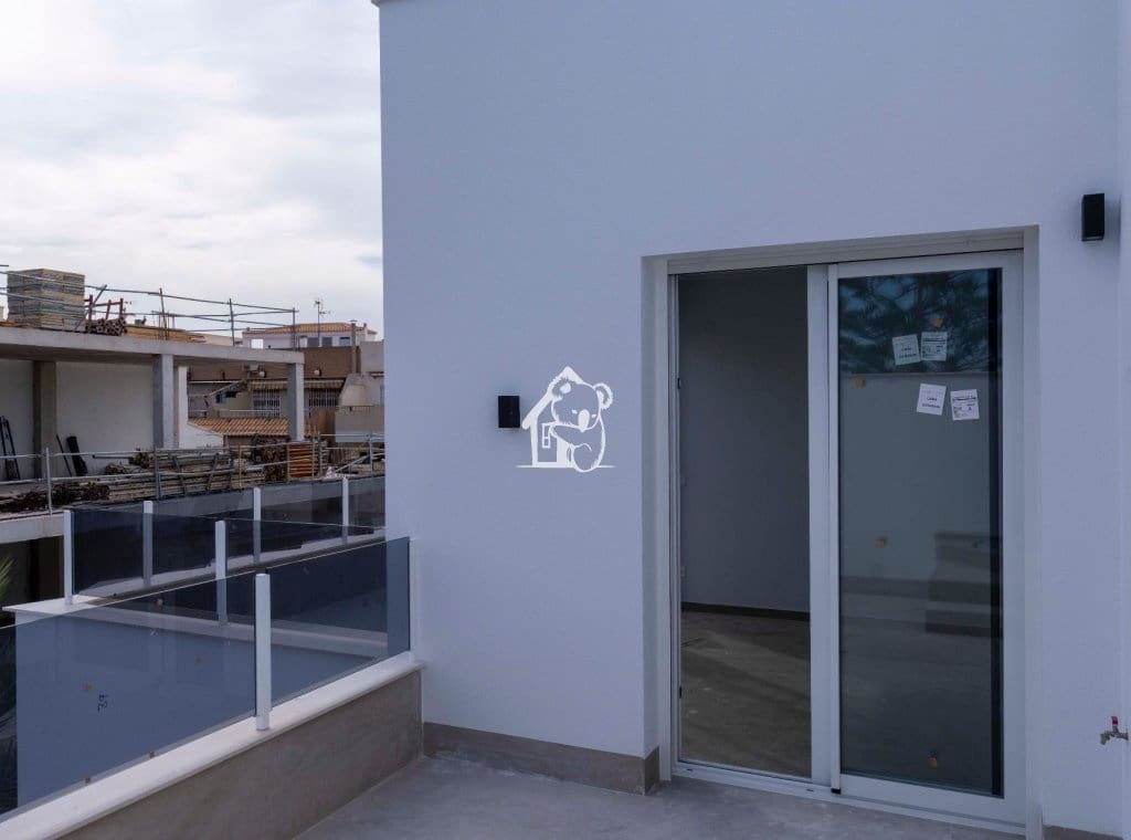 Ático de 2 habitaciones en Torrevieja en venta con piscina - 459.000 € (Ref: 9981702)
