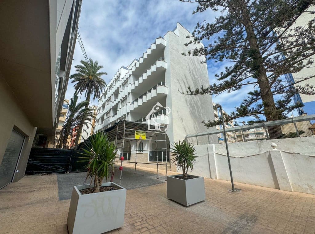 Ático de 2 habitaciones en Torrevieja en venta con piscina - 459.000 € (Ref: 9981702)