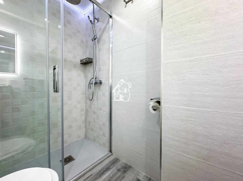 2 soveværelse Lejlighed til leje i Torrevieja med swimmingpool garage - € 950 (Ref: 9990069)