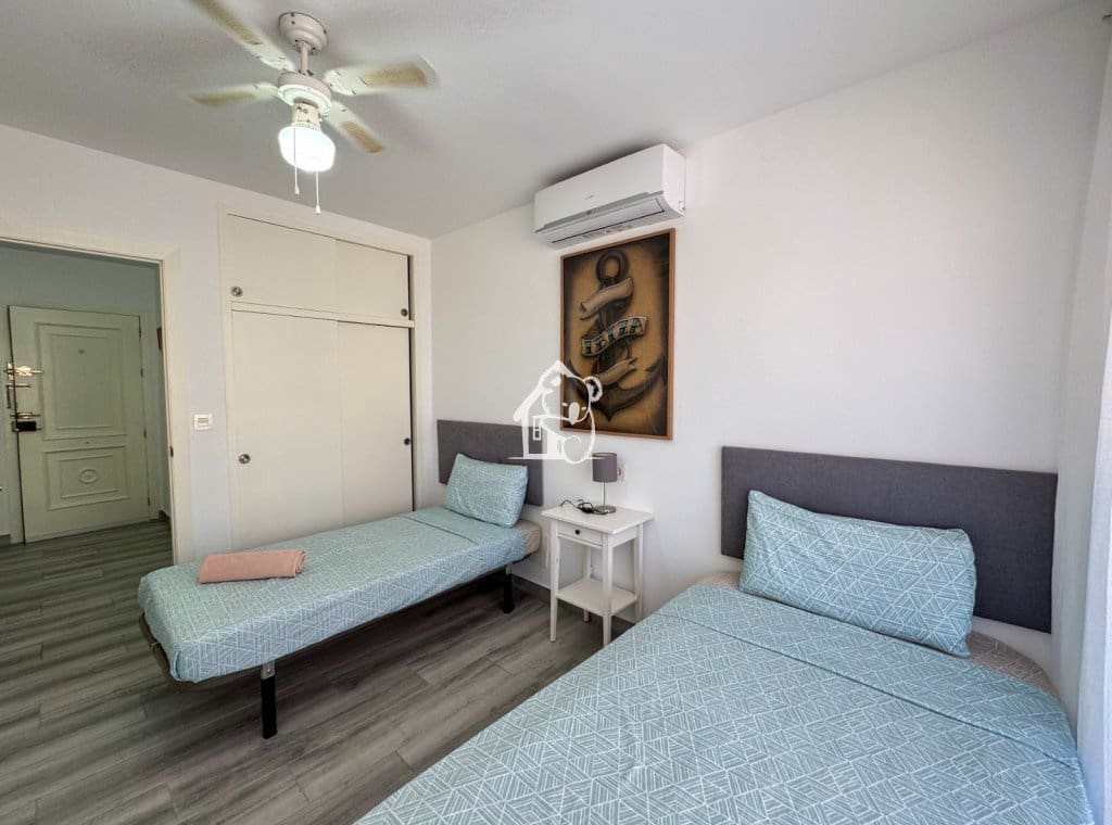 2 soveværelse Lejlighed til leje i Torrevieja med swimmingpool garage - € 950 (Ref: 9990069)