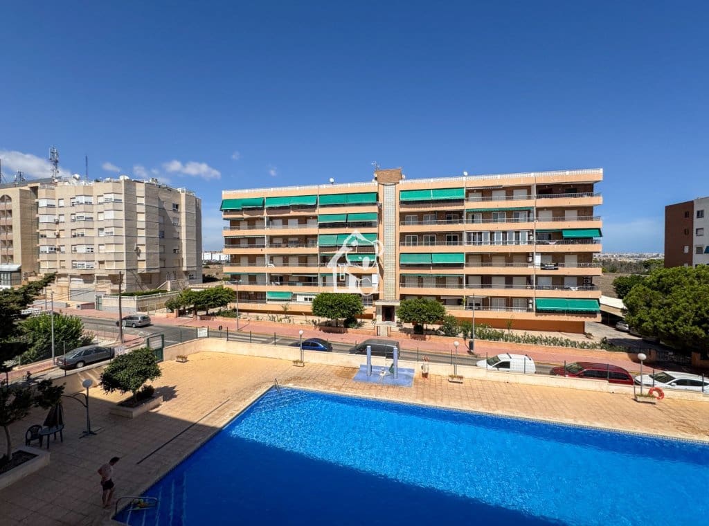 2 soveværelse Lejlighed til leje i Torrevieja med swimmingpool garage - € 950 (Ref: 9990069)