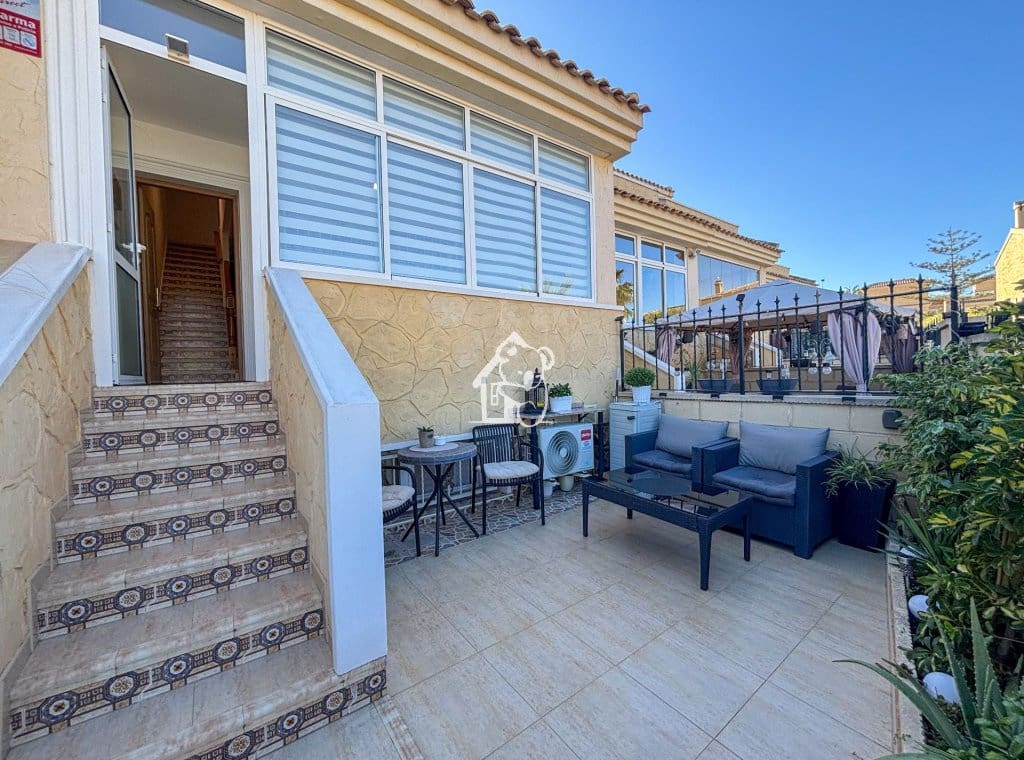 3 soveværelse Byhus til leje i Torrevieja med swimmingpool garage - € 1.600 (Ref: 9998002)