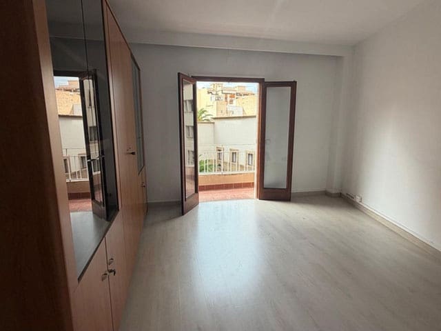 2 soverom Leilighet til leie i Centro, Palma de Mallorca med garasje - € 1 300 (Ref: 10167878)