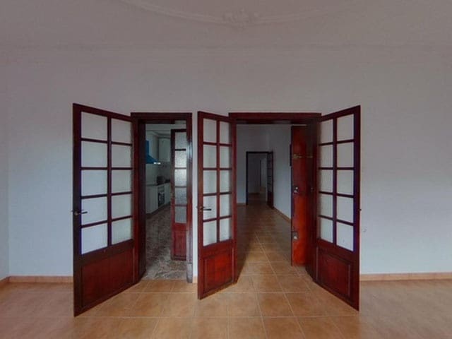 4 bedroom Flat for sale in Palma de Mallorca - € 320,000 (Ref: 9700125)