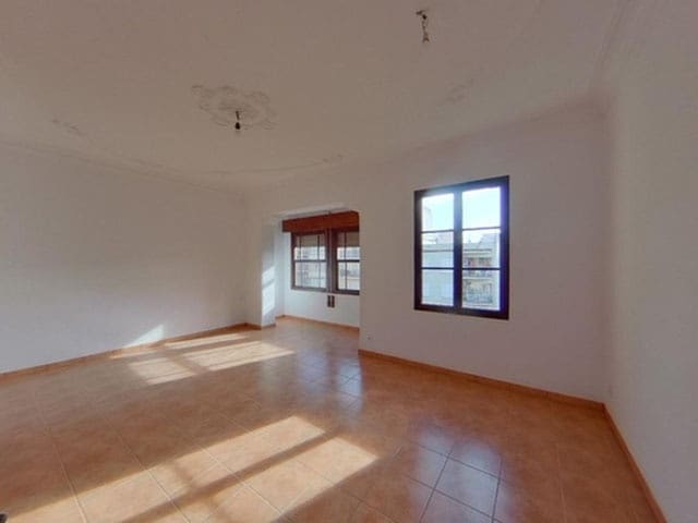 4 bedroom Flat for sale in Palma de Mallorca - € 320,000 (Ref: 9700125)