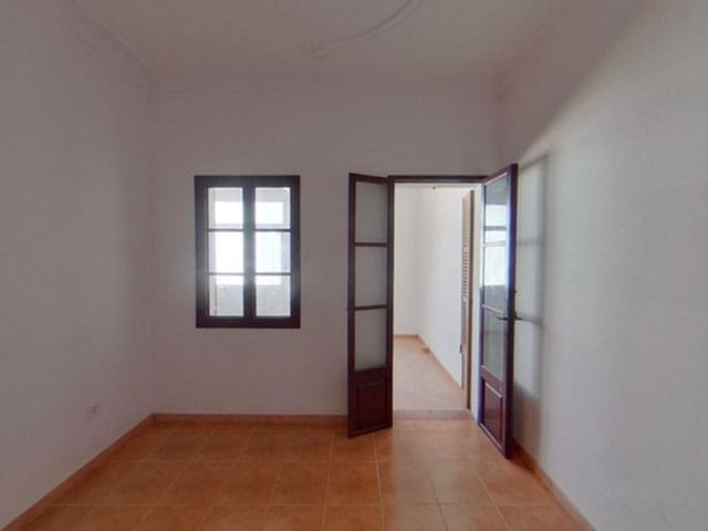 4 bedroom Flat for sale in Palma de Mallorca - € 320,000 (Ref: 9700125)