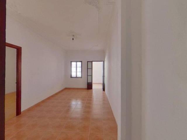 4 bedroom Flat for sale in Palma de Mallorca - € 320,000 (Ref: 9700125)