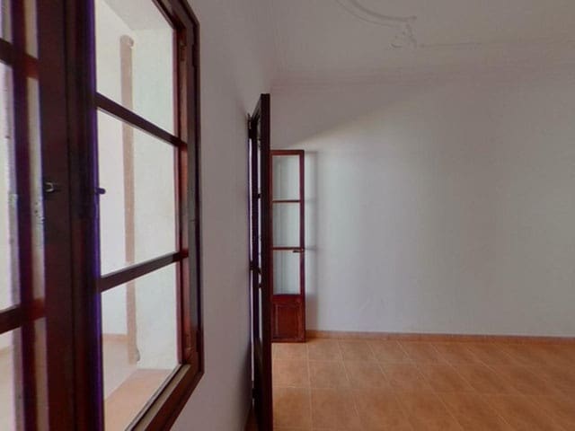 4 bedroom Flat for sale in Palma de Mallorca - € 320,000 (Ref: 9700125)