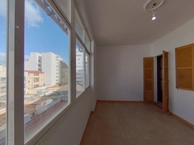 4 bedroom Flat for sale in Palma de Mallorca - € 320,000 (Ref: 9700125)