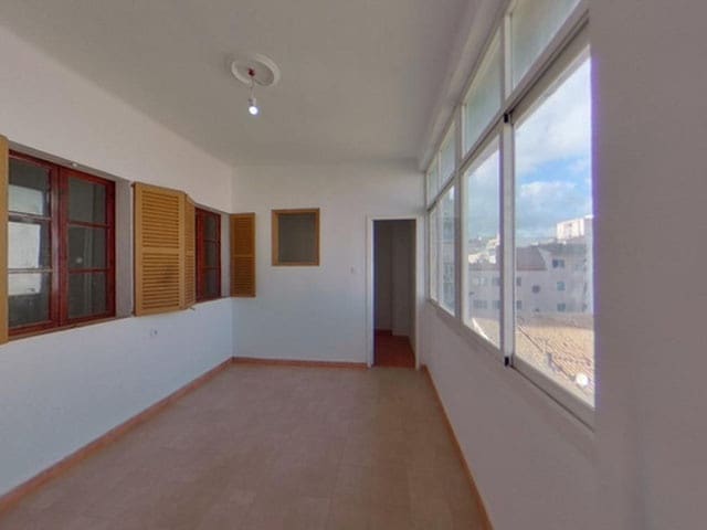 4 bedroom Flat for sale in Palma de Mallorca - € 320,000 (Ref: 9700125)