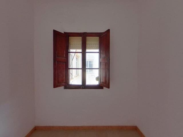 4 bedroom Flat for sale in Palma de Mallorca - € 320,000 (Ref: 9700125)
