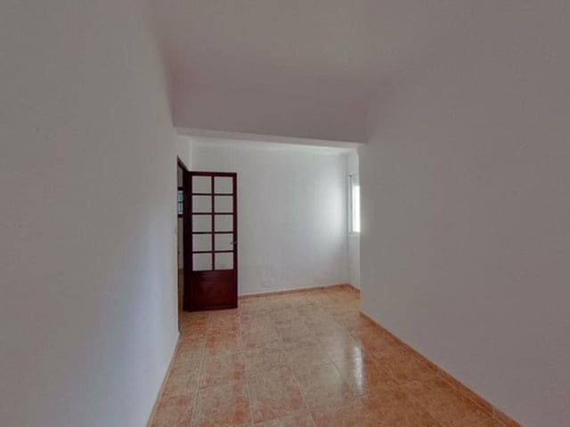 4 bedroom Flat for sale in Palma de Mallorca - € 320,000 (Ref: 9700125)