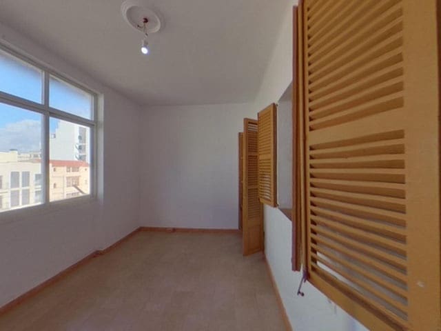 4 bedroom Flat for sale in Palma de Mallorca - € 320,000 (Ref: 9700125)