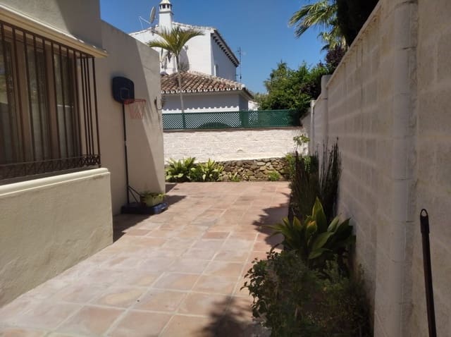 5 sypialnia Willa na sprzedaż w Las Chapas, Marbella z basenem garażem - 2 800 000 € (Ref: 8275305)