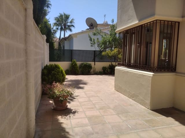 5 sypialnia Willa na sprzedaż w Las Chapas, Marbella z basenem garażem - 2 800 000 € (Ref: 8275305)