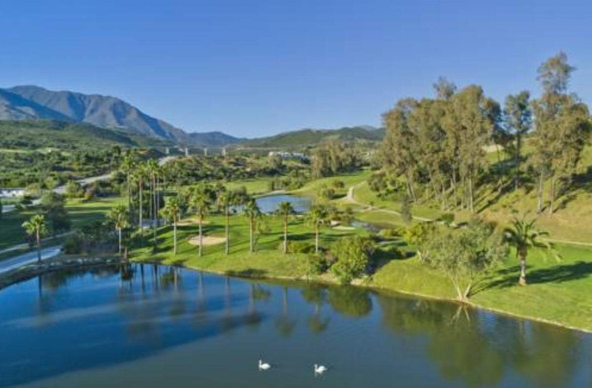 Piso de 2 habitaciones en Estepona en venta con piscina garaje - 320.000 € (Ref: 8275330)