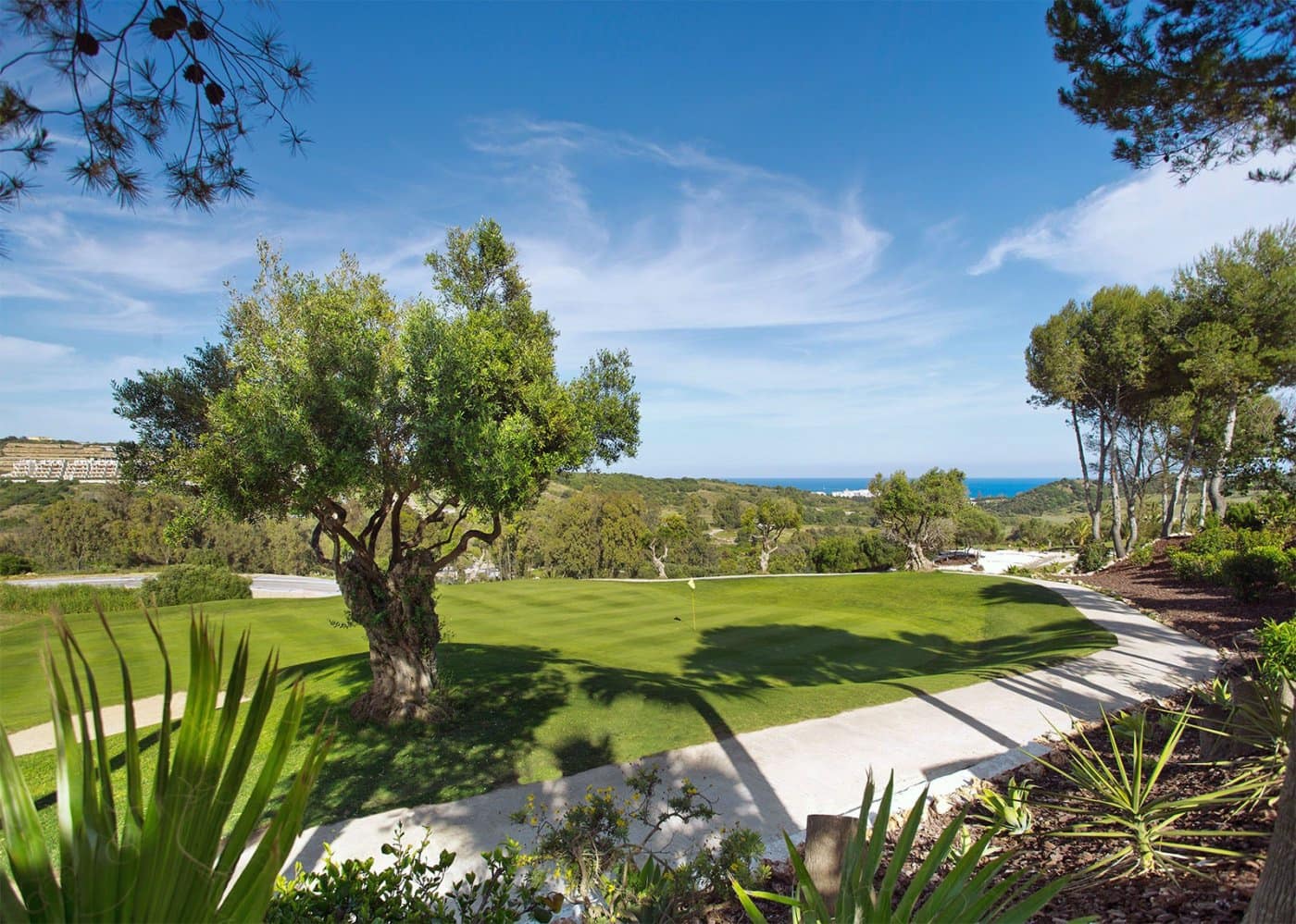 Piso de 2 habitaciones en Estepona en venta con piscina garaje - 320.000 € (Ref: 8275330)