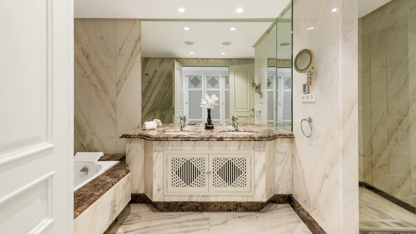 3 bedroom Apartment for sale in Marbella with pool garage - € 2,150,000 (Ref: 8275335)