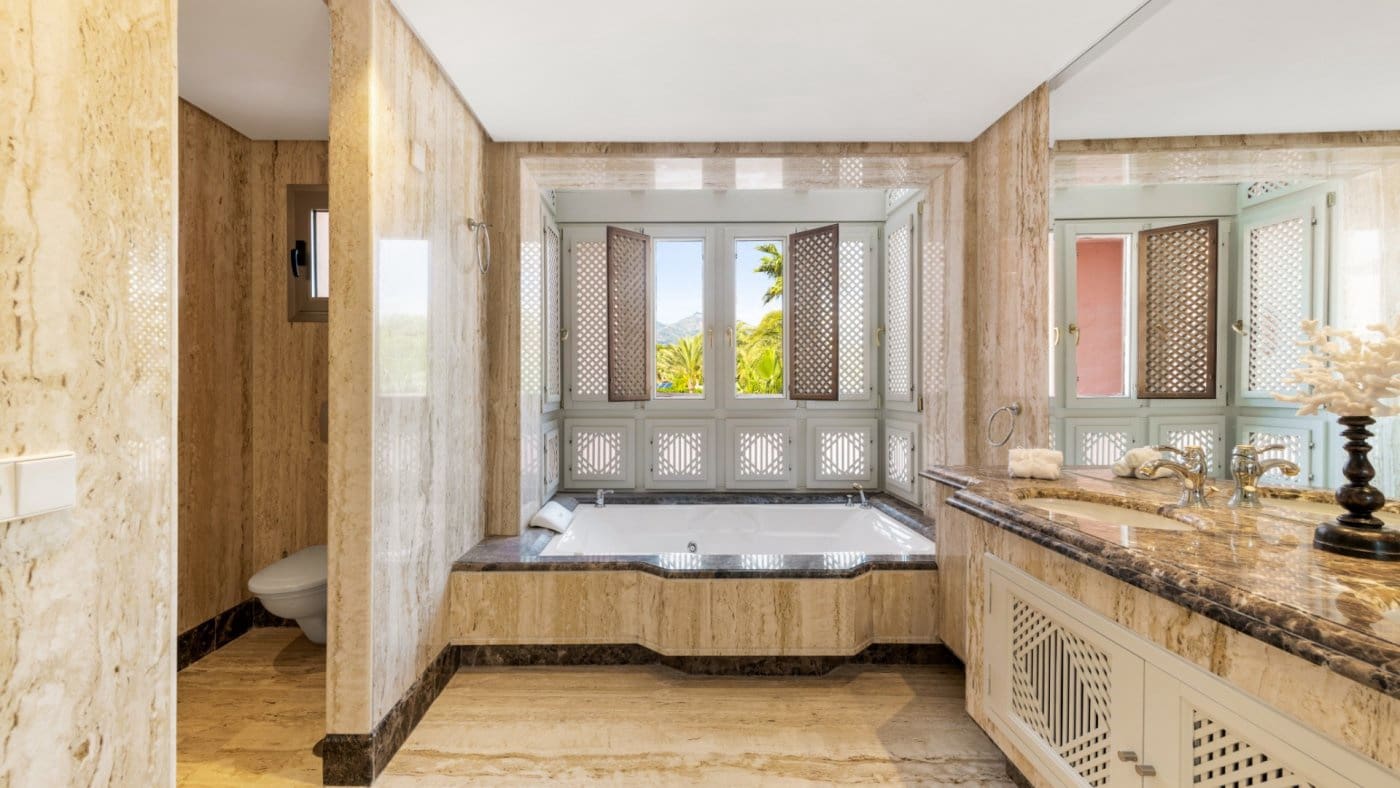 3 bedroom Apartment for sale in Marbella with pool garage - € 2,150,000 (Ref: 8275335)