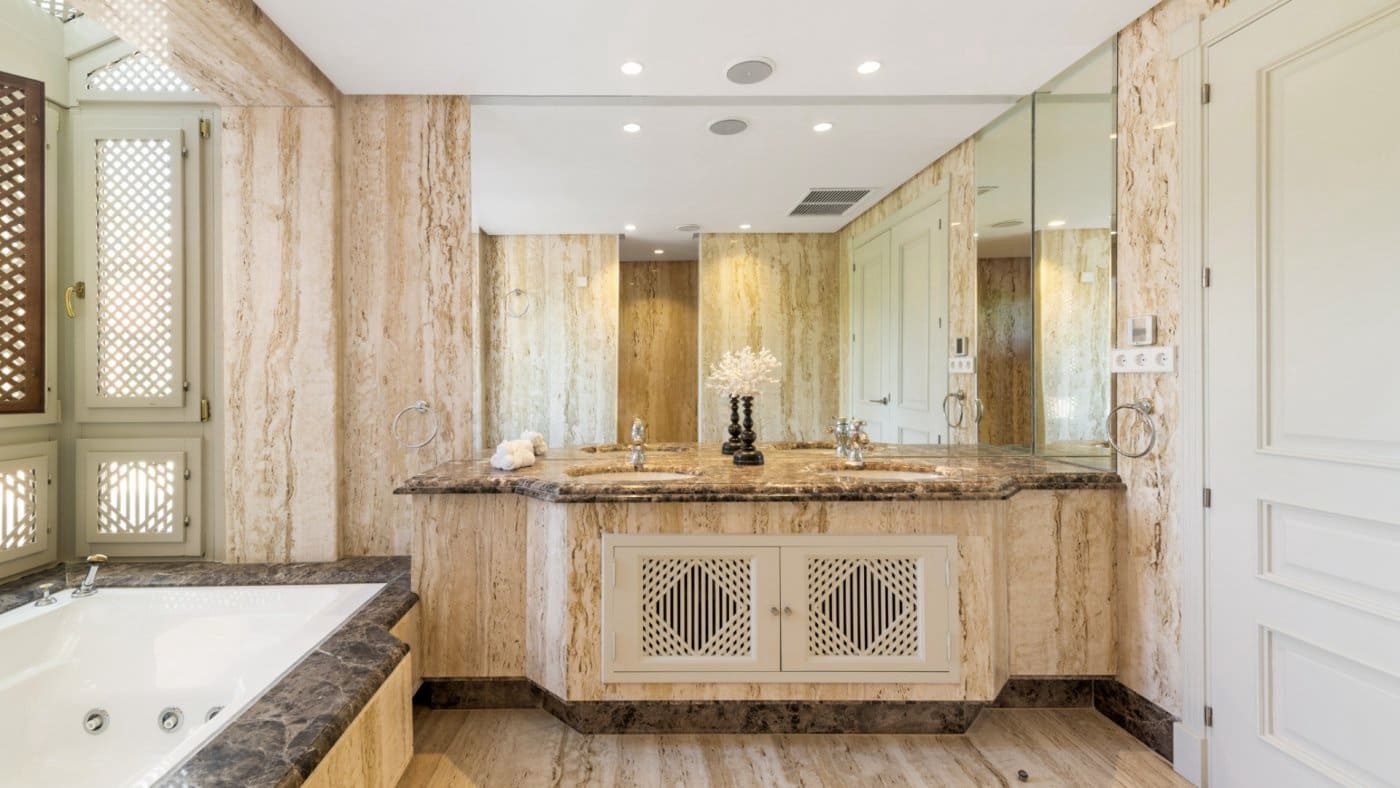 3 bedroom Apartment for sale in Marbella with pool garage - € 2,150,000 (Ref: 8275335)