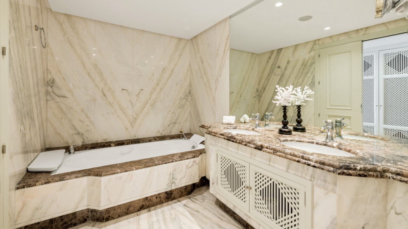 3 bedroom Apartment for sale in Marbella with pool garage - € 2,150,000 (Ref: 8275335)