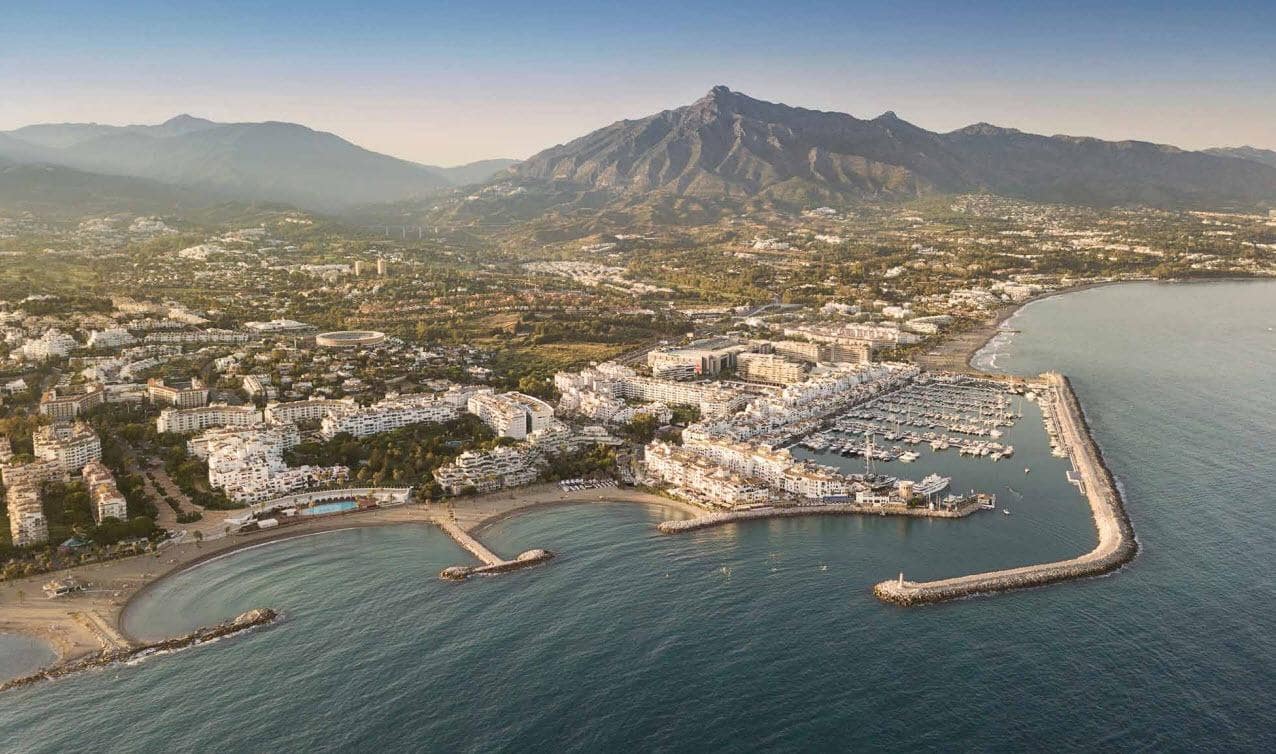 5 bedroom Villa for sale in Benahavis with pool garage - € 5,856,372 (Ref: 8275414)