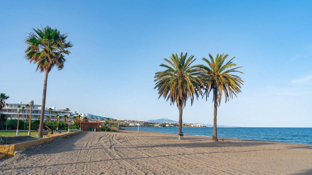 3 bedroom Apartment for sale in Estepona with pool garage - € 475,000 (Ref: 8275457)