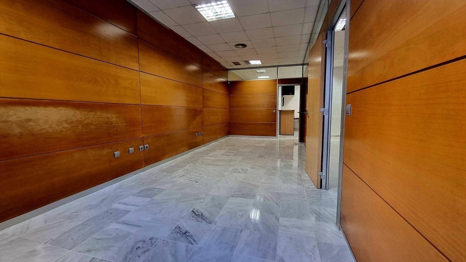 Toimisto vuokrattavana paikassa Marbella mukana 
autotalli - 1 800 € (Ref: 8670471)