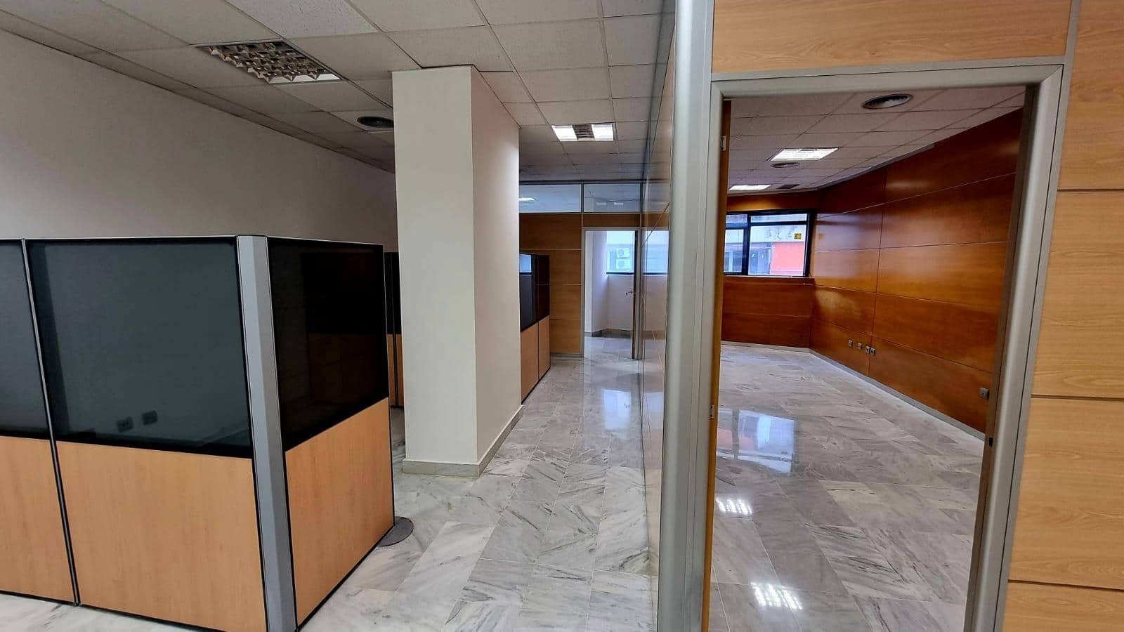 Toimisto vuokrattavana paikassa Marbella mukana 
autotalli - 1 800 € (Ref: 8670471)