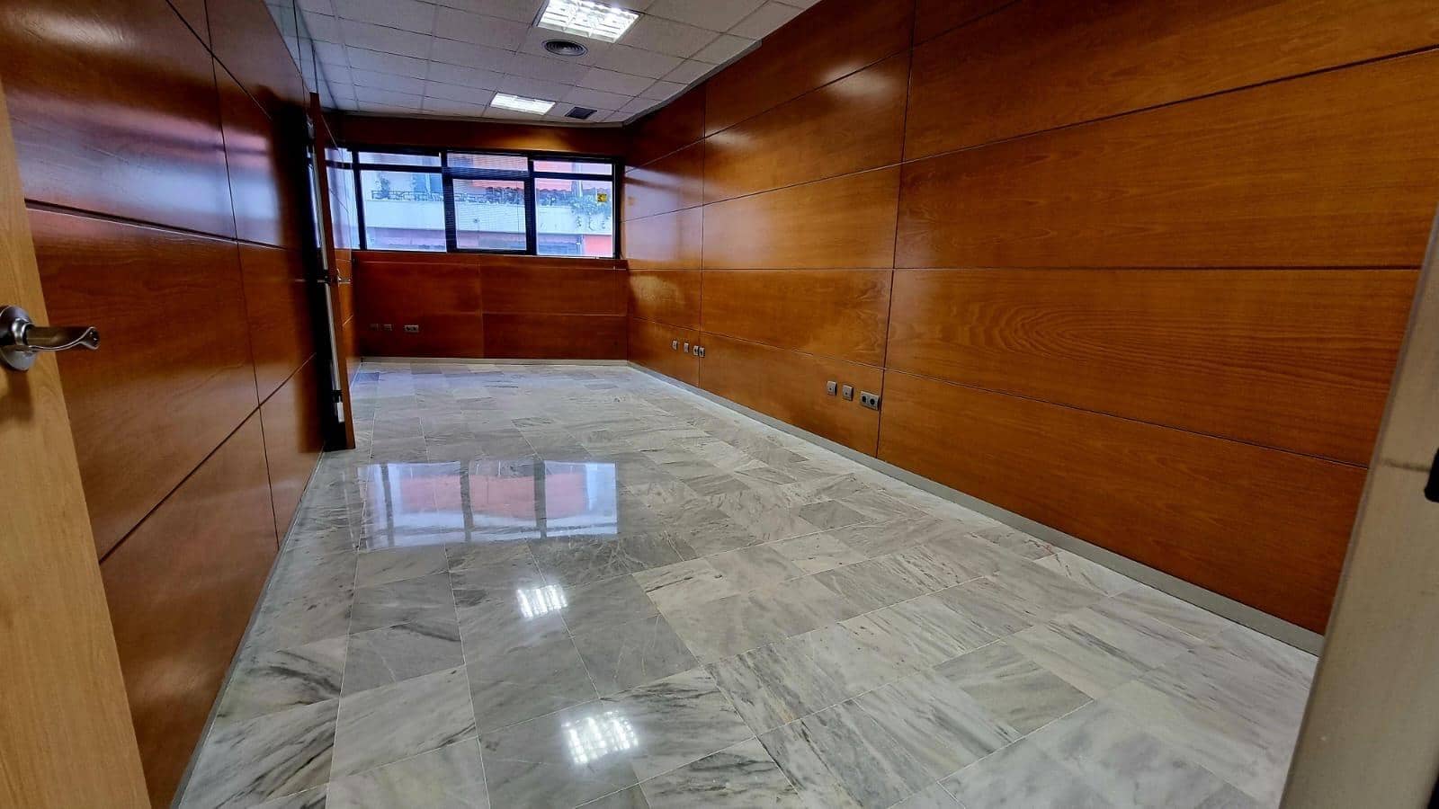 Toimisto vuokrattavana paikassa Marbella mukana 
autotalli - 1 800 € (Ref: 8670471)