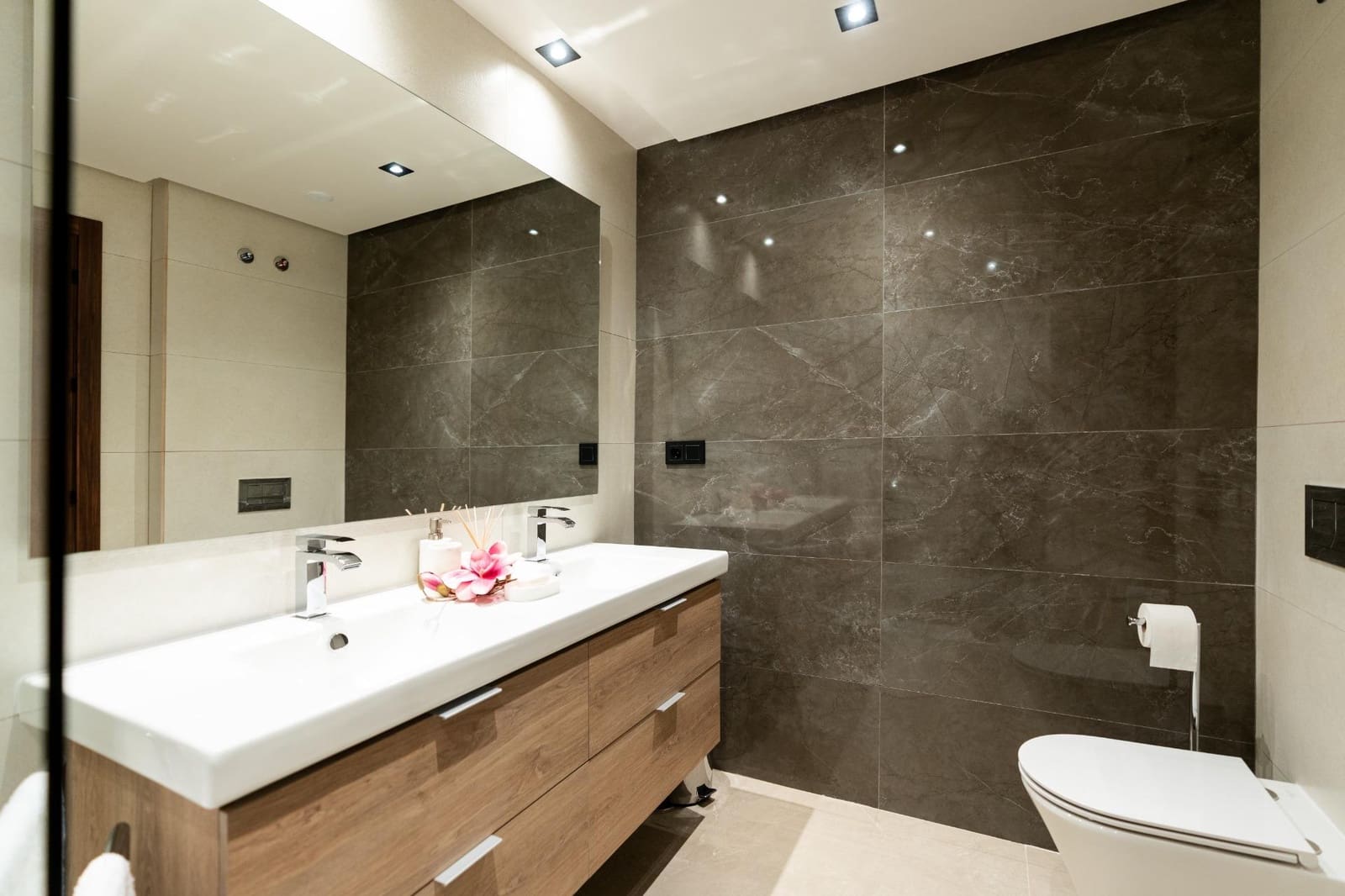 3 sypialnia Penthouse na sprzedaż w Nueva Andalucia z basenem garażem - 950 000 € (Ref: 8689127)