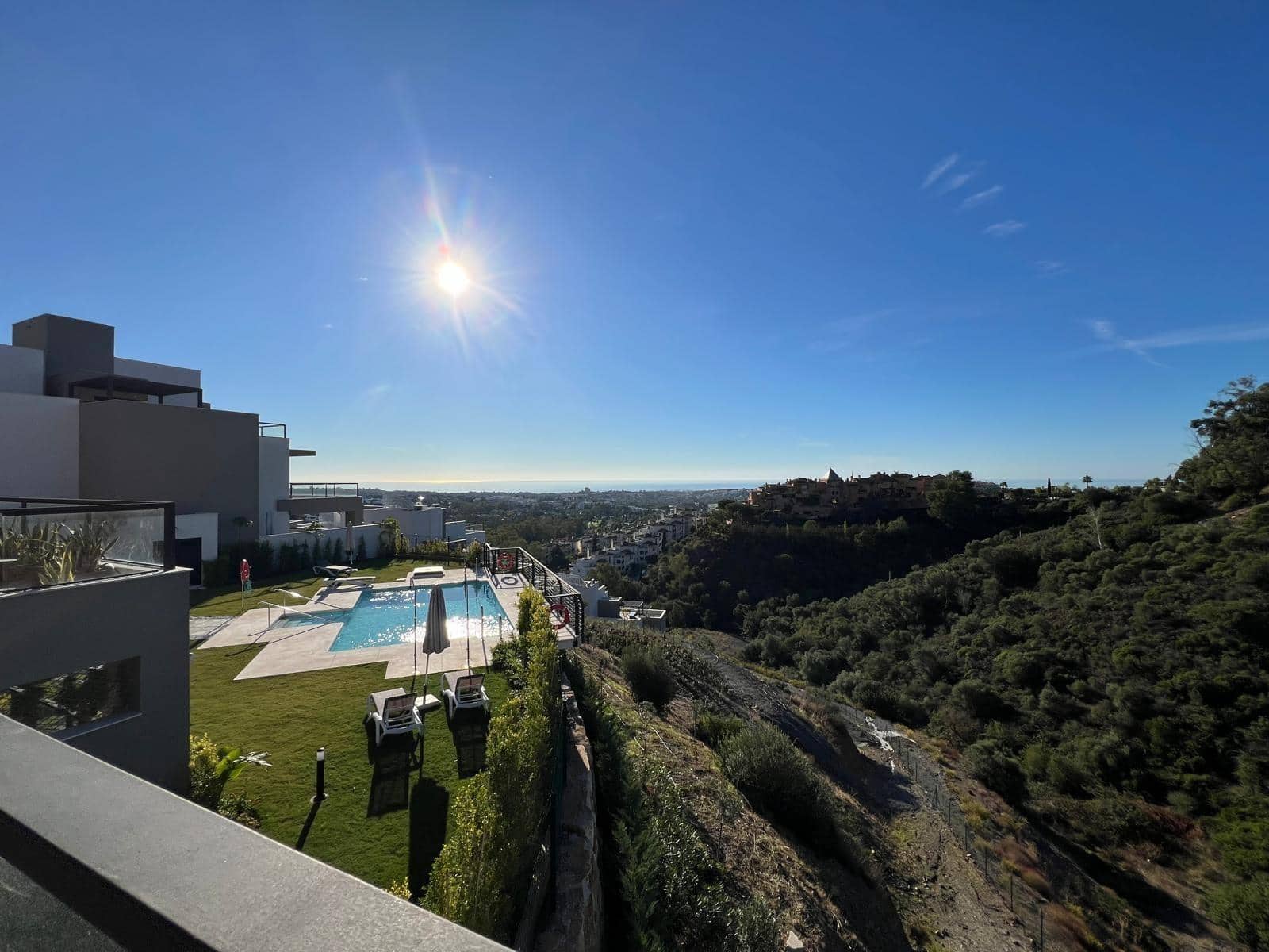 3 sypialnia Penthouse na sprzedaż w Nueva Andalucia z basenem garażem - 950 000 € (Ref: 8689127)