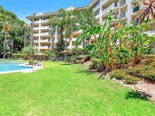 3 sypialnia Penthouse na sprzedaż w Guadalmina z basenem garażem - 700 000 € (Ref: 8786884)