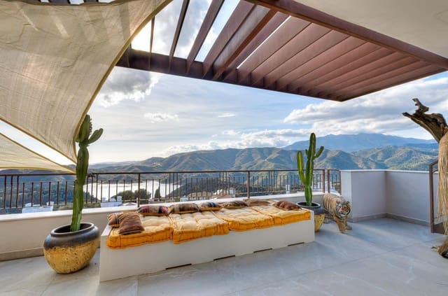 3 sypialnia Penthouse na sprzedaż w Istán z basenem garażem - 1 150 000 € (Ref: 8847535)