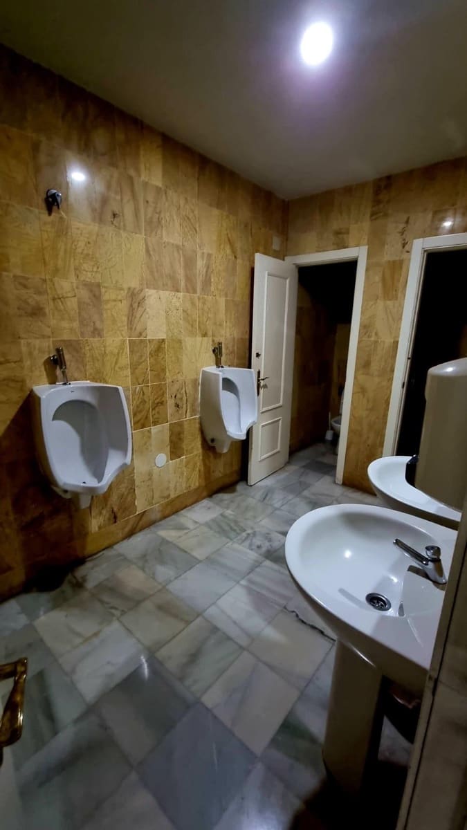 Toimisto vuokrattavana paikassa Marbella mukana 
autotalli - 1 800 € (Ref: 8897073)