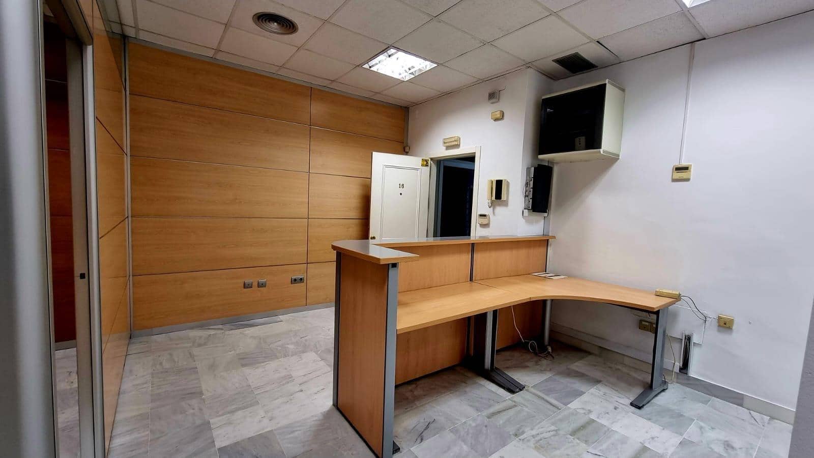 Toimisto vuokrattavana paikassa Marbella mukana 
autotalli - 1 800 € (Ref: 8897073)