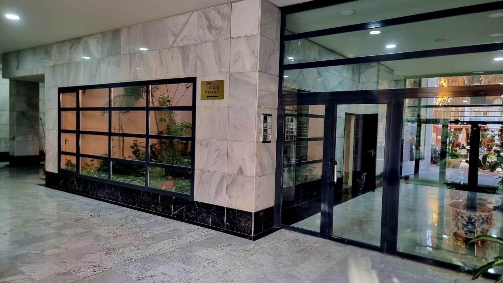 Toimisto vuokrattavana paikassa Marbella mukana 
autotalli - 1 800 € (Ref: 8897073)