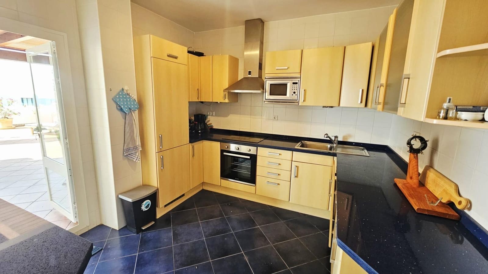 3 bedroom Apartment for sale in Estepona with pool garage - € 865,000 (Ref: 9036681)