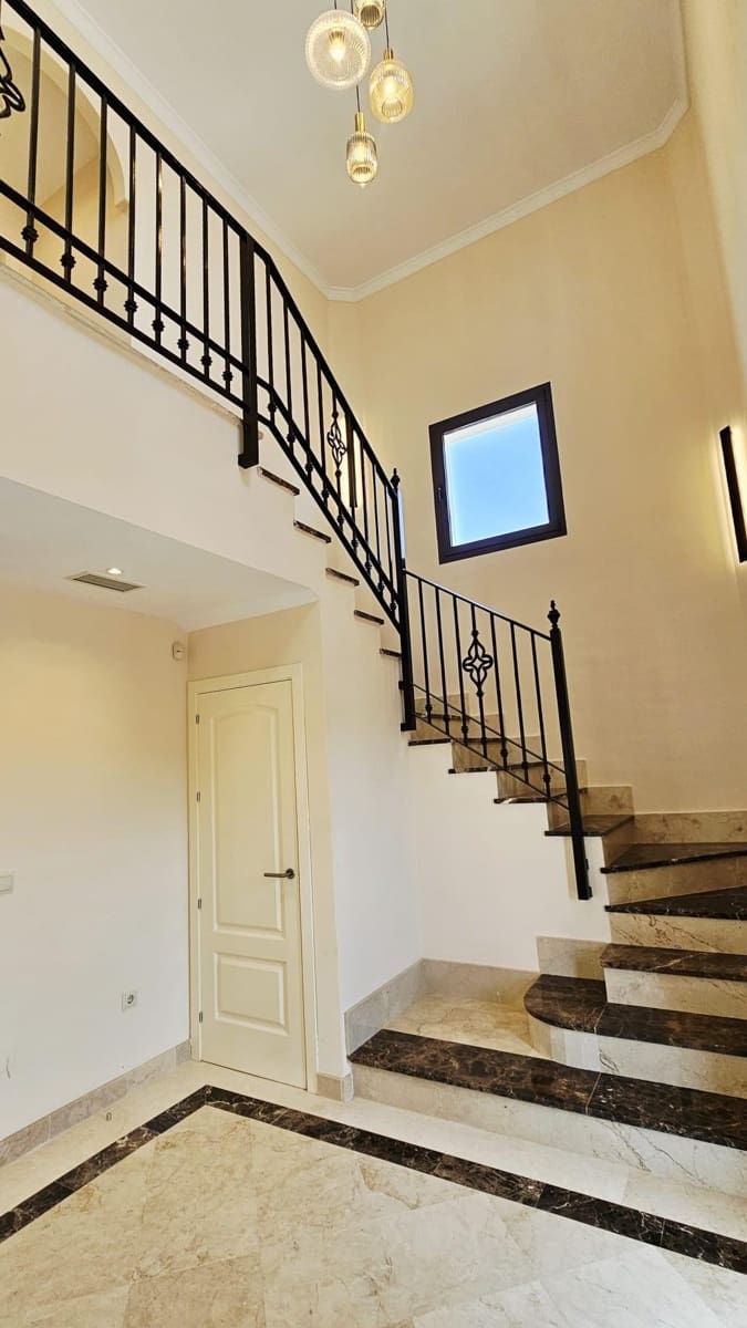 3 bedroom Villa for sale in Estepona with garage - € 950,000 (Ref: 9104726)