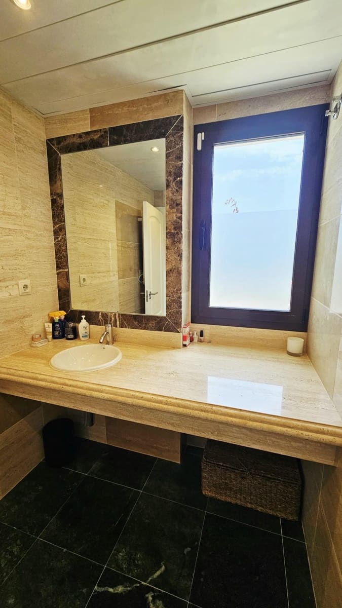 3 bedroom Villa for sale in Estepona with garage - € 950,000 (Ref: 9104726)