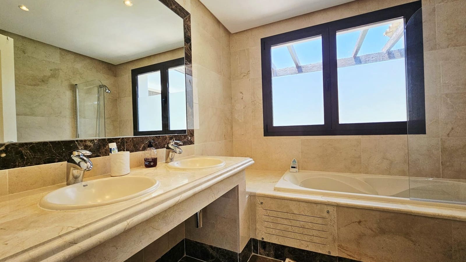 3 bedroom Villa for sale in Estepona with garage - € 950,000 (Ref: 9104726)