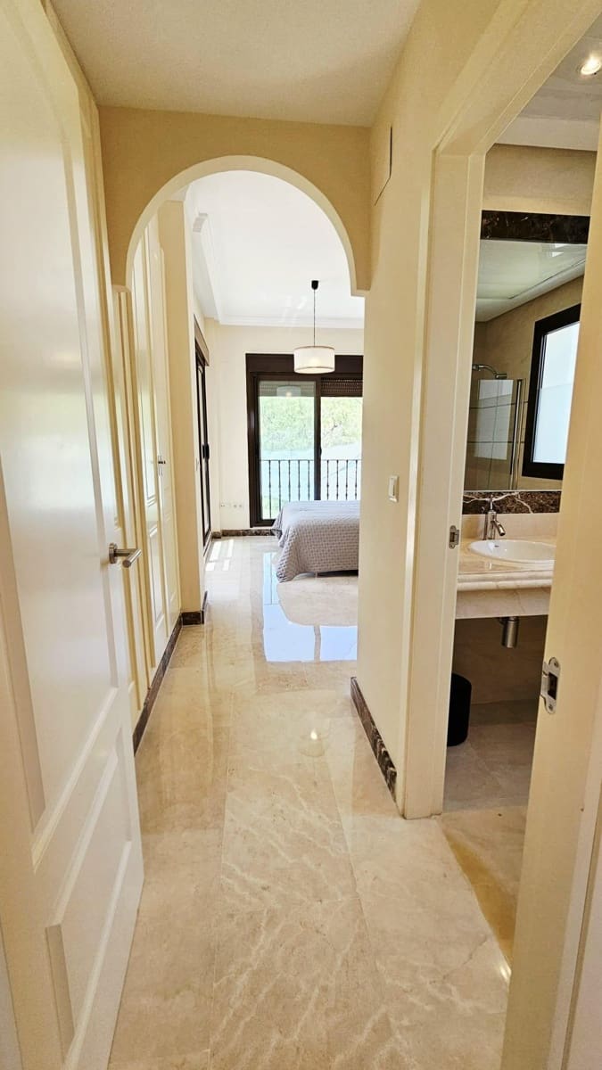 3 bedroom Villa for sale in Estepona with garage - € 898,900 (Ref: 9104726)