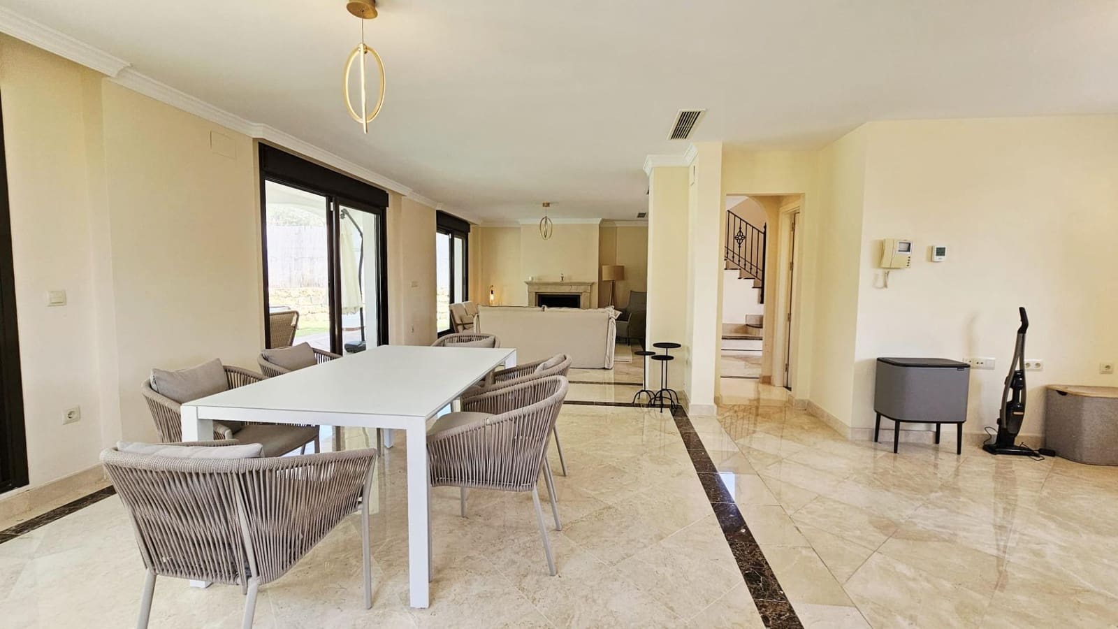 3 bedroom Villa for sale in Estepona with garage - € 898,900 (Ref: 9104726)
