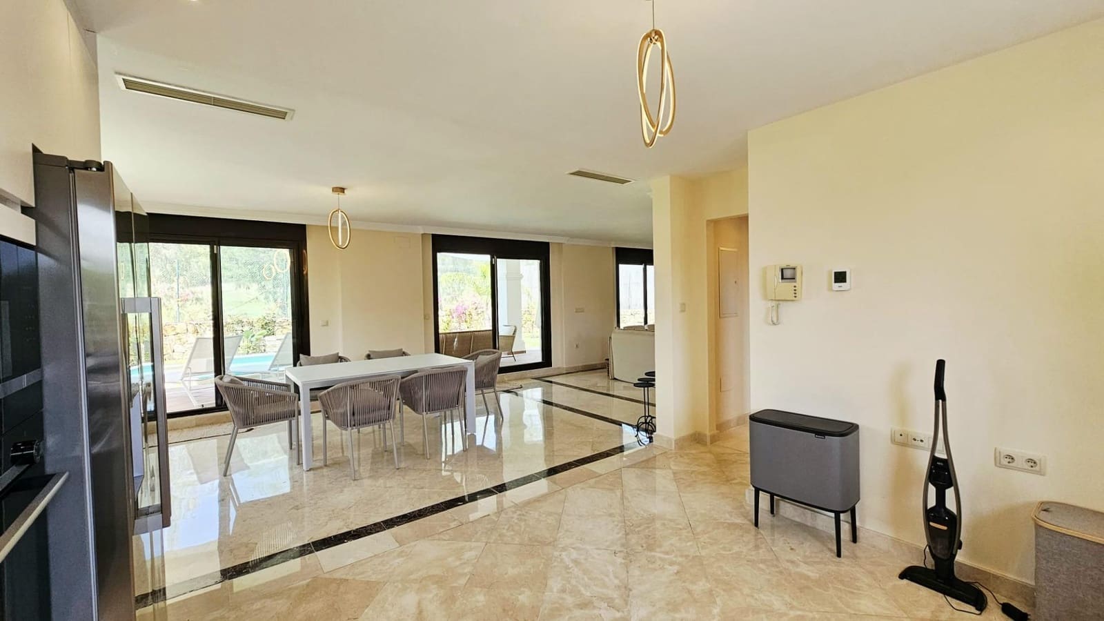3 bedroom Villa for sale in Estepona with garage - € 898,900 (Ref: 9104726)