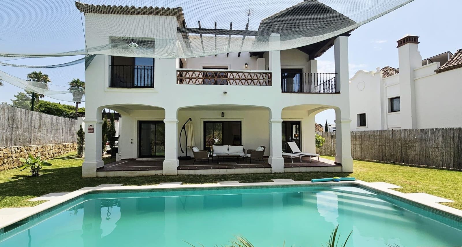 3 bedroom Villa for sale in Estepona with garage - € 898,900 (Ref: 9104726)