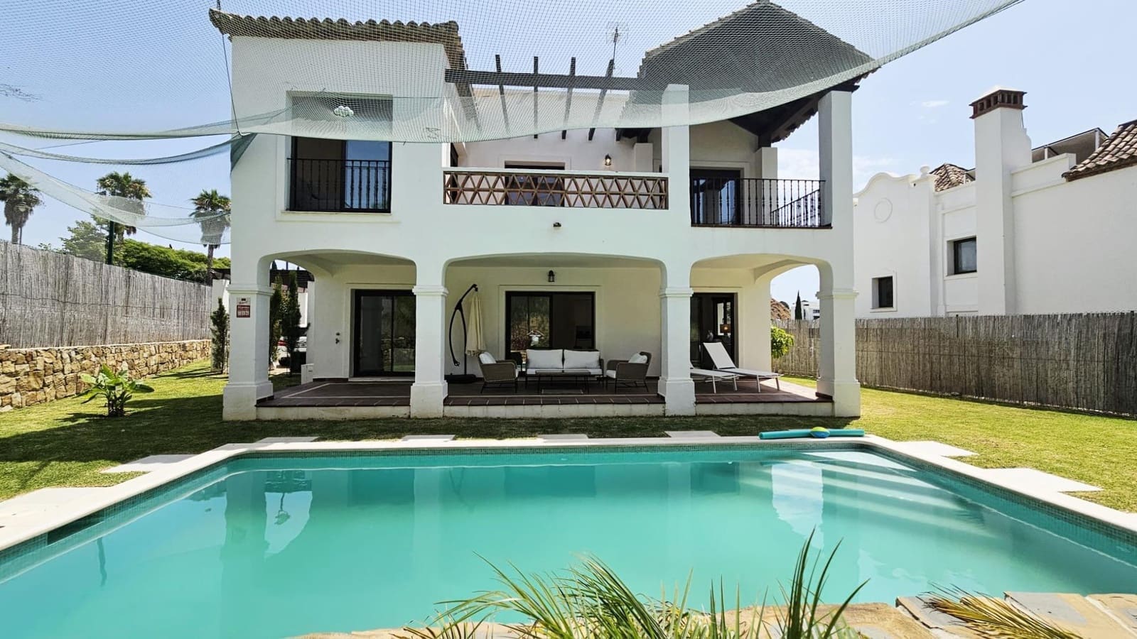 3 bedroom Villa for sale in Estepona with garage - € 898,900 (Ref: 9104726)